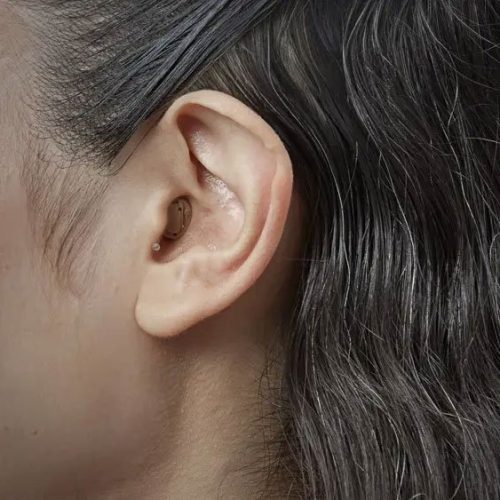 Los audífonos intrauriculares de Clínicas Para Oír Mejor cuentan con distintos modelos diseñados para colocarse directamente dentro del oído. Se fabrican a la medida, lo que garantiza un ajuste cómodo, discreto y seguro según la anatomía de cada persona.