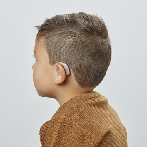 Los audífonos para niños de Clínicas Para Oír Mejor están especialmente diseñados para acompañar el desarrollo de niños y niñas con pérdida auditiva.