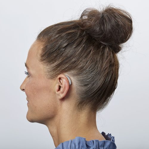 Los audífonos retroauriculares de Clínicas Para Oír Mejor son ideales para personas con pérdida auditiva moderada a severa o con conductos auditivos pequeños. Todos sus componentes se colocan detrás del oído y se conectan mediante un tubo transparente al auricular que va dentro del canal auditivo.