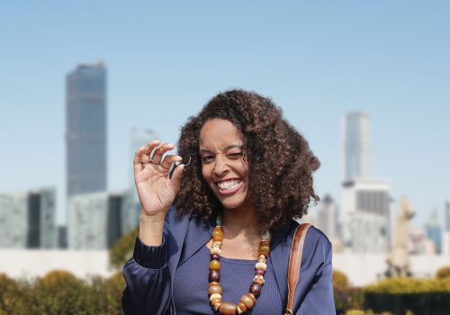 Oticon_Zeal_Hero1_Rooftop_Product_in_Hand_KC_25_2_3608_Expire_22_10_2030