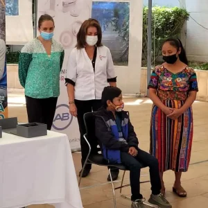 Brindamos asesoría y apoyo a instituciones que trabajan con personas con discapacidad auditiva, fortaleciendo su labor y alcance.