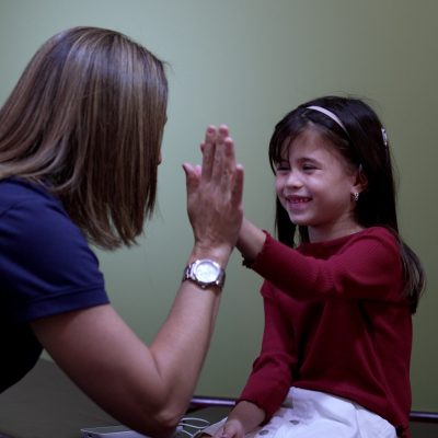 Con más de 53 años de experiencia, Clínicas Para Oír Mejor se ha vuelto una referencia en cuidado auditivo, evaluaciones auditivas profesionales y tratamientos auditivos confiables, respaldados por especialistas y tecnología de última generación.