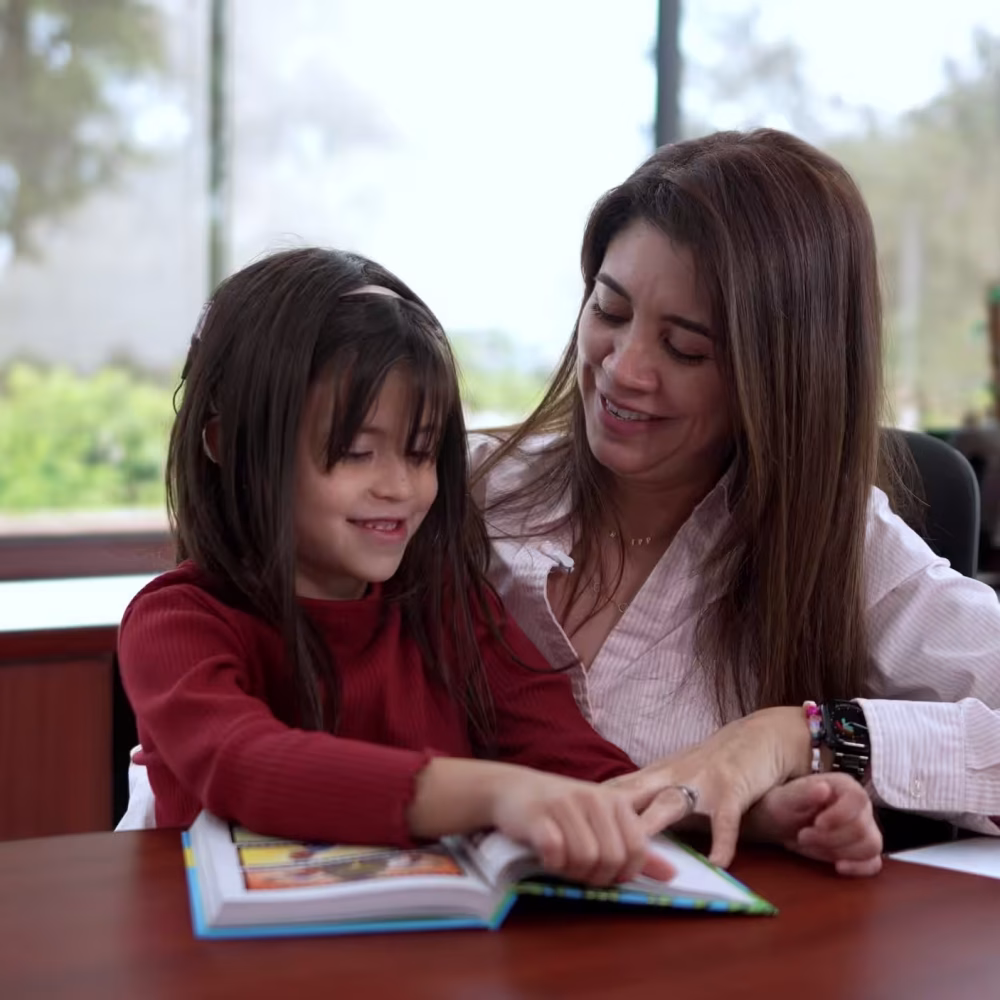 Niña recibiendo terapia auditiva en Clínicas Para Oír Mejor